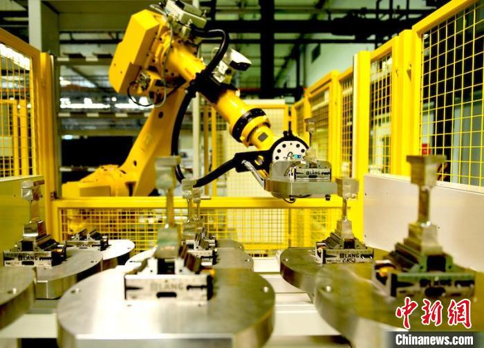 产线机器人放置完工叶片。　刘岗 摄